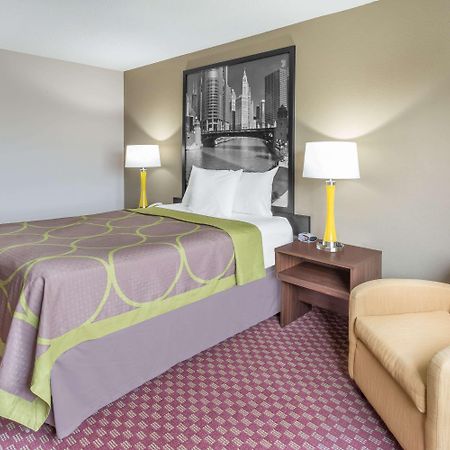 Super 8 By Wyndham Hebron Lowell Area Bagian luar foto