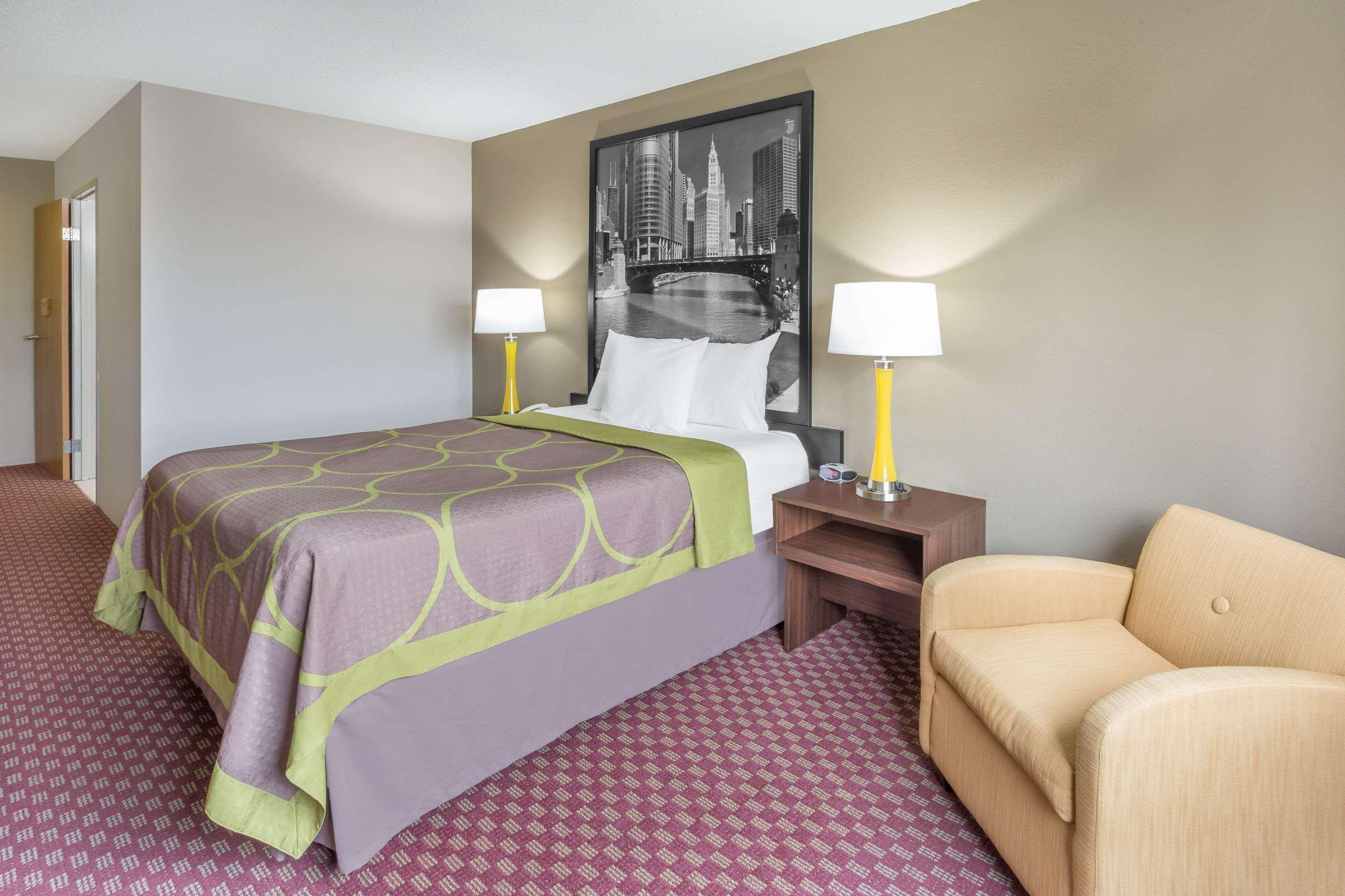 Super 8 By Wyndham Hebron Lowell Area Bagian luar foto