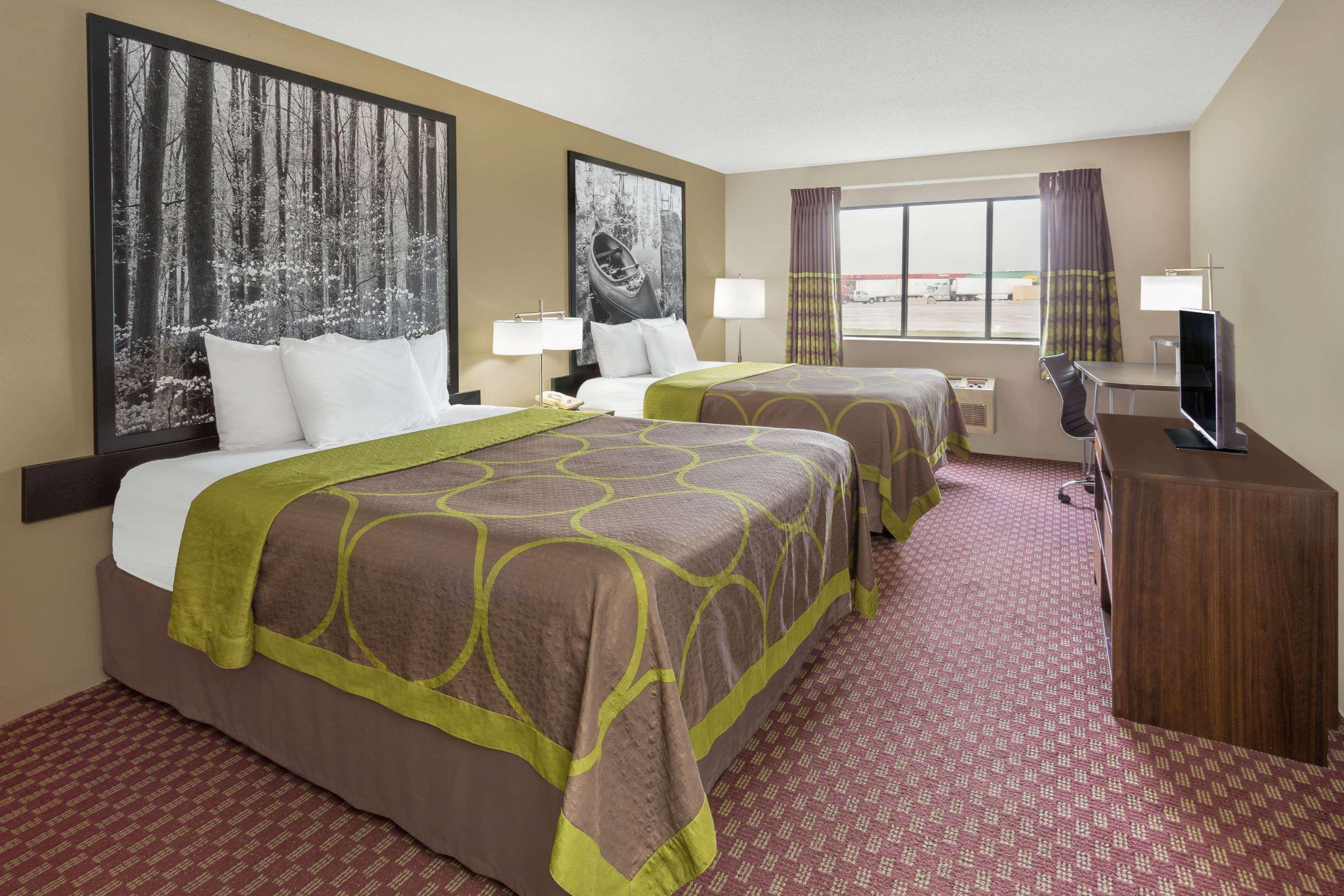Super 8 By Wyndham Hebron Lowell Area Bagian luar foto