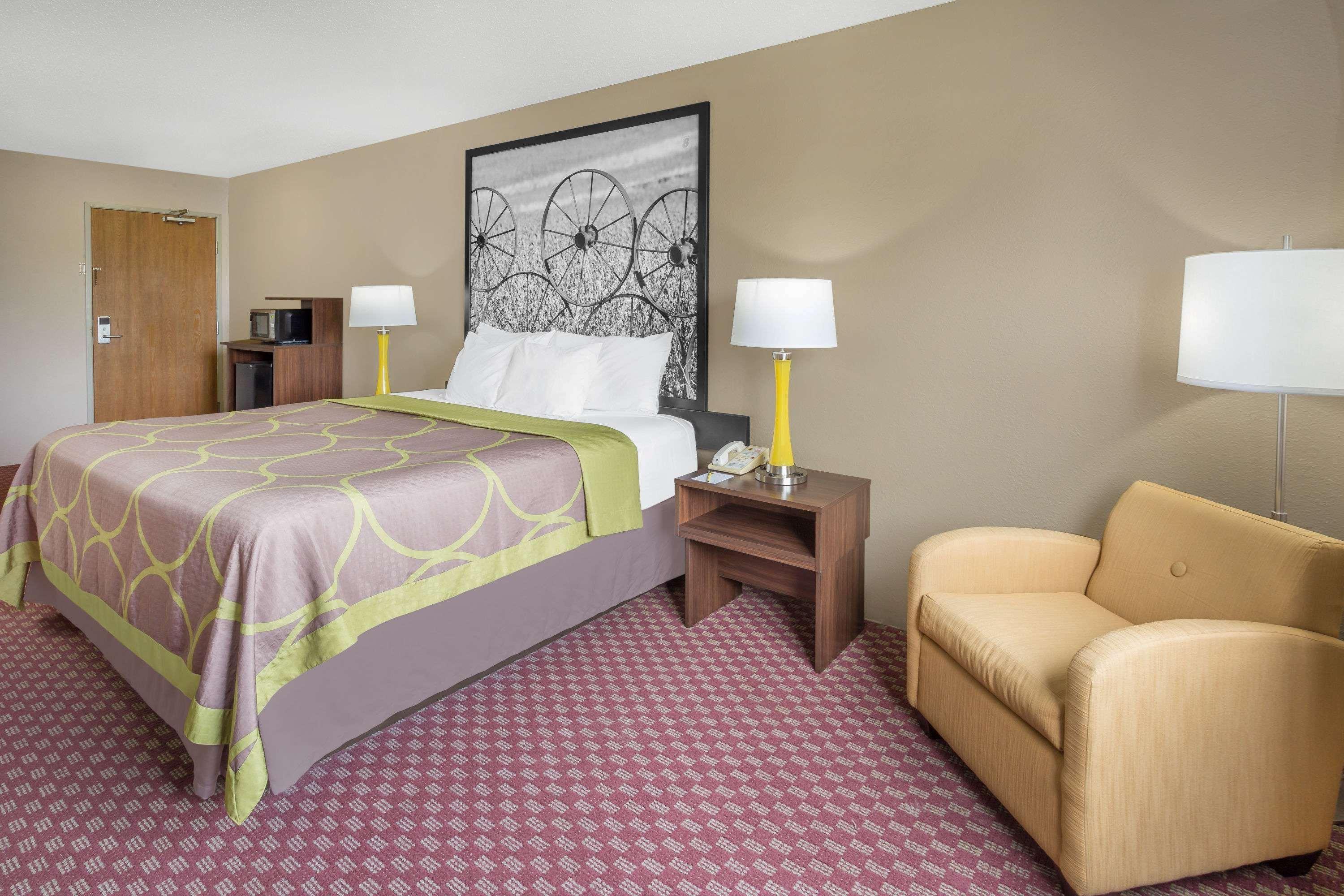 Super 8 By Wyndham Hebron Lowell Area Bagian luar foto