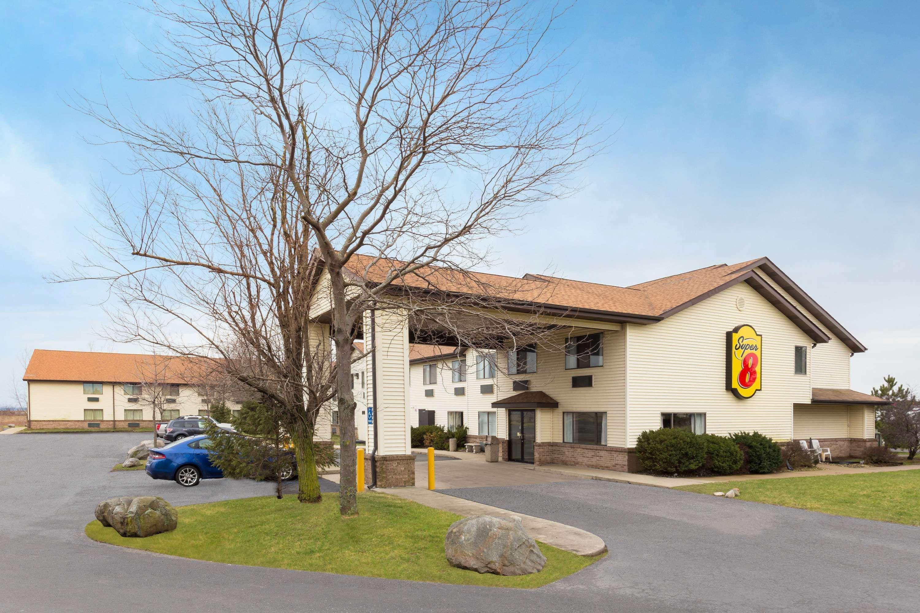 Super 8 By Wyndham Hebron Lowell Area Bagian luar foto