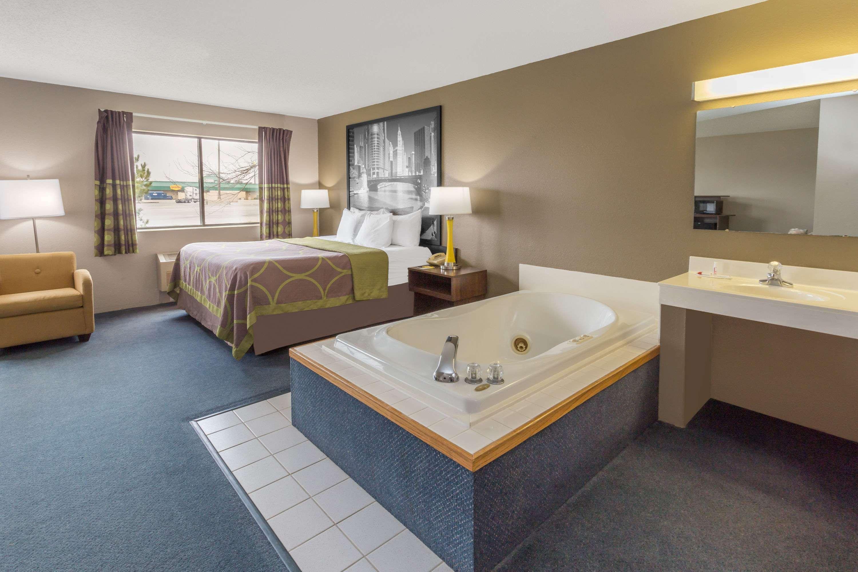 Super 8 By Wyndham Hebron Lowell Area Bagian luar foto