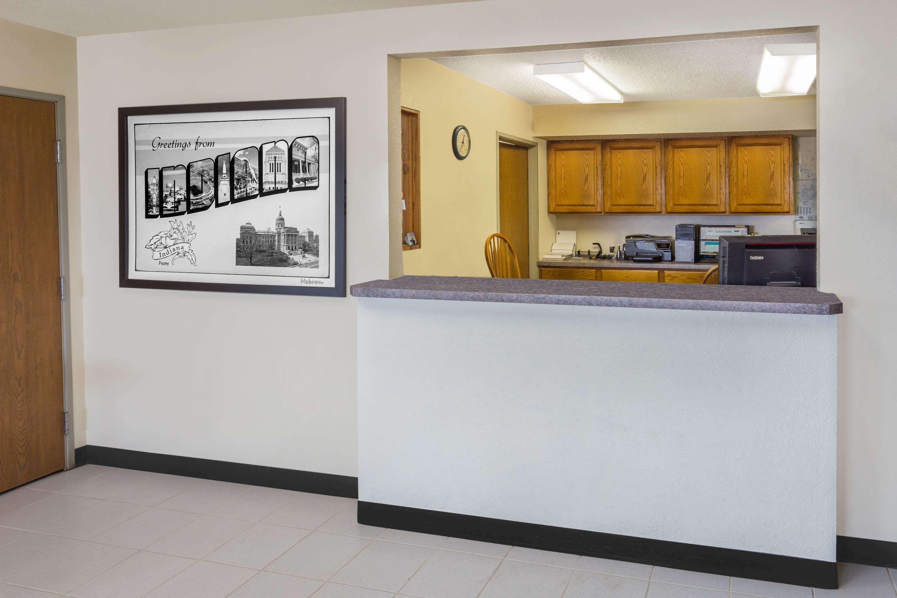 Super 8 By Wyndham Hebron Lowell Area Bagian luar foto