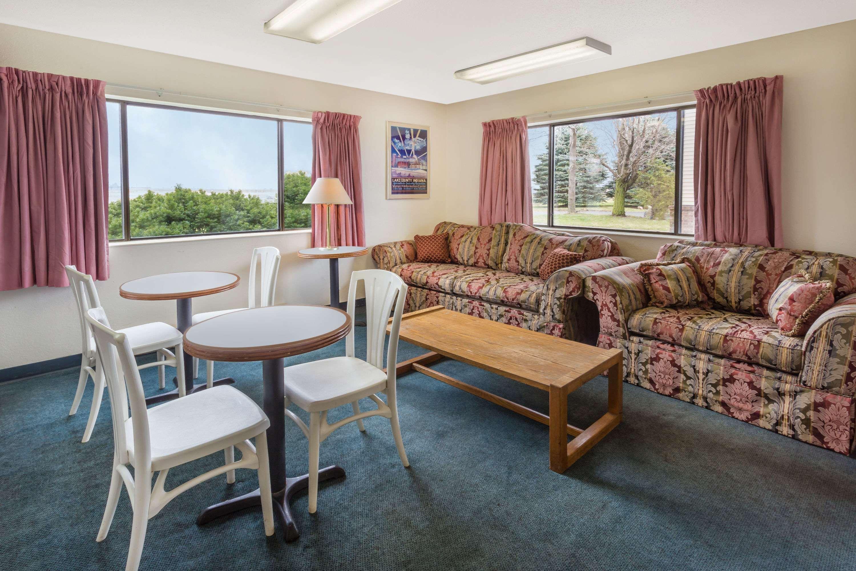 Super 8 By Wyndham Hebron Lowell Area Bagian luar foto