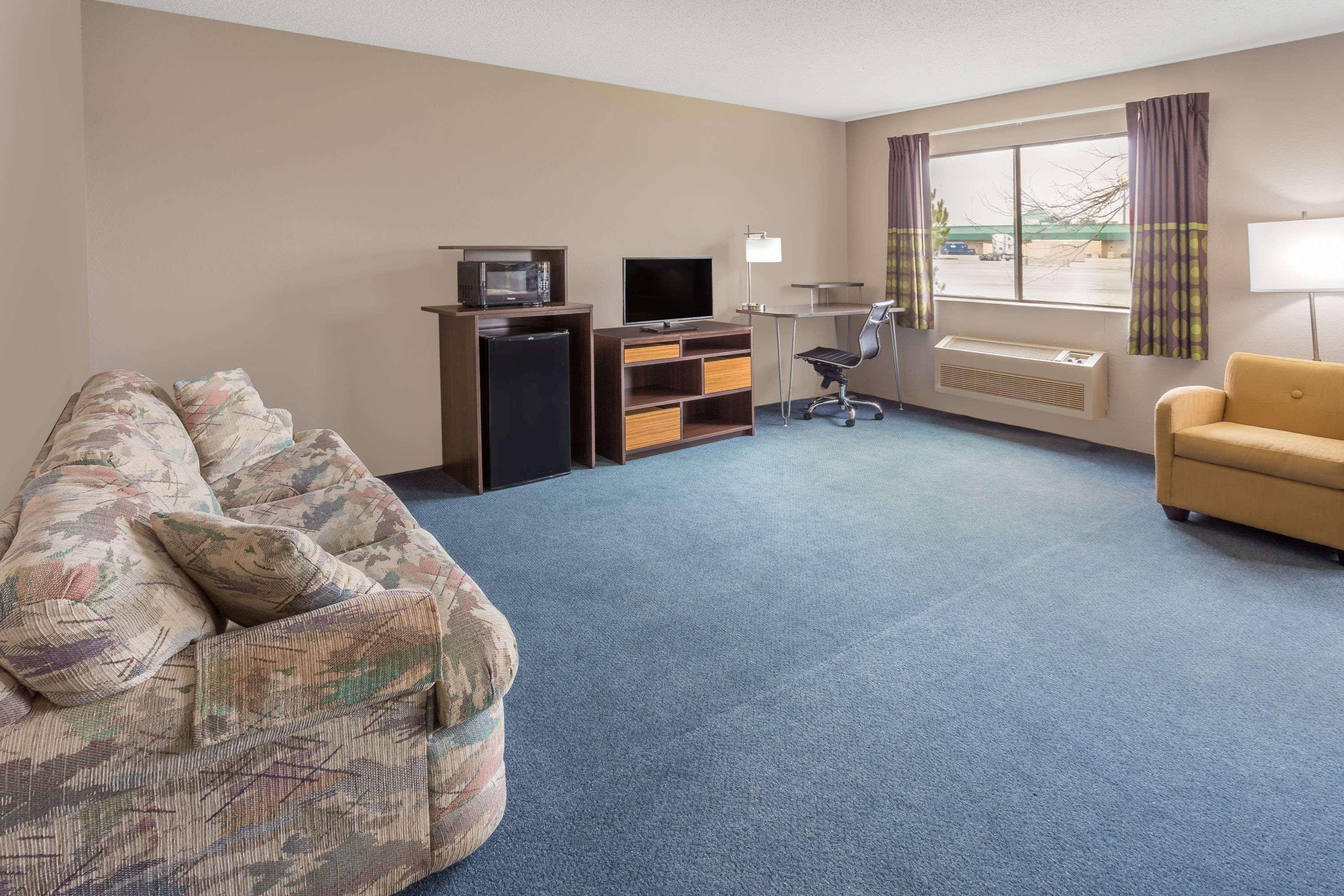 Super 8 By Wyndham Hebron Lowell Area Bagian luar foto