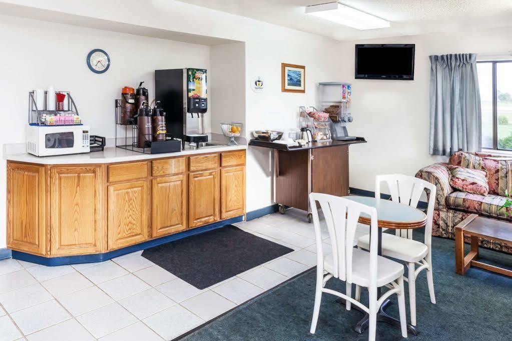 Super 8 By Wyndham Hebron Lowell Area Bagian luar foto