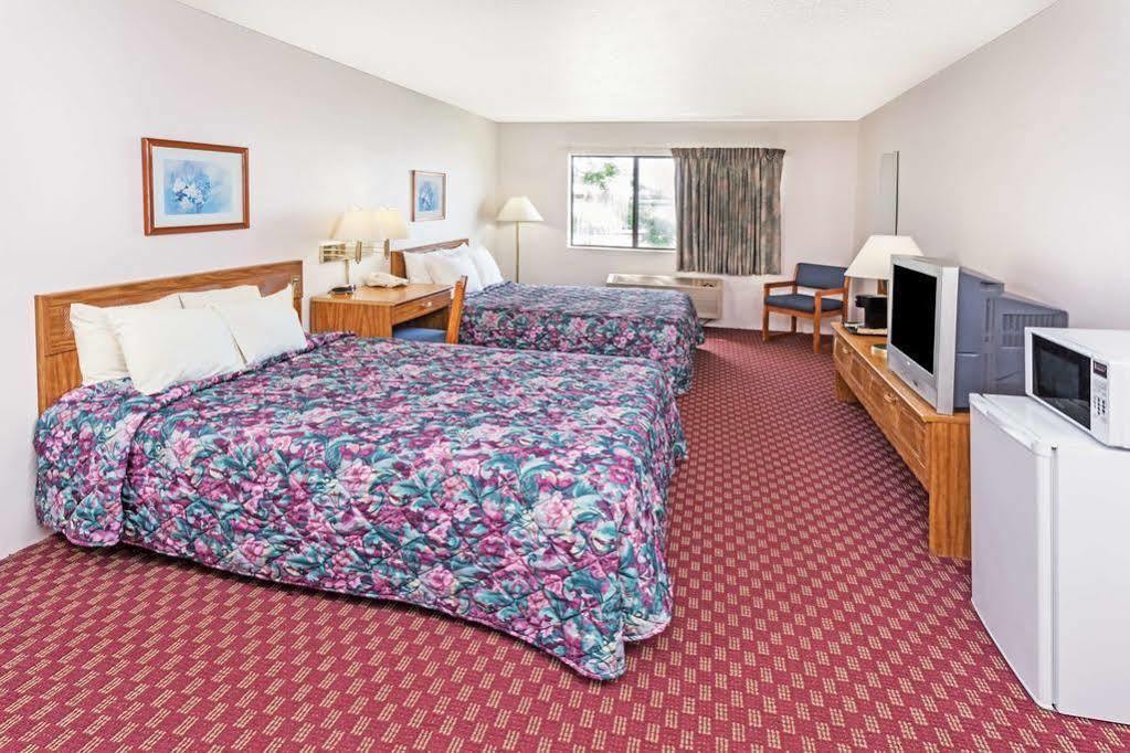 Super 8 By Wyndham Hebron Lowell Area Bagian luar foto